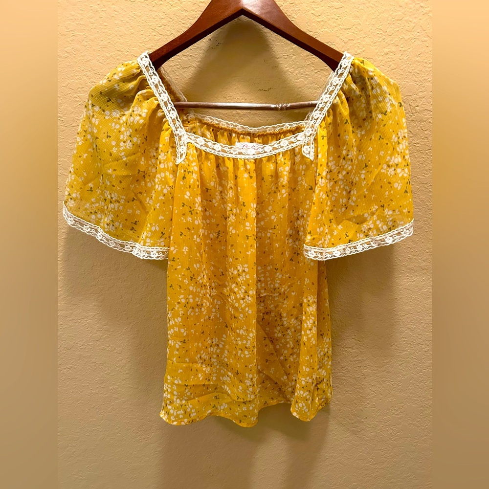 Candies Floral Ruffle Top